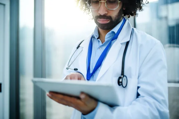 Portrét ustaraného doktora s tabulkou stojící v nemocnici. Kopírovat prostor. — Stock fotografie