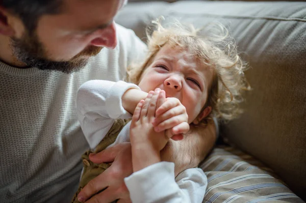 Père avec un petit malade pleurer tout-petit fille à l'intérieur à la maison . — Photo