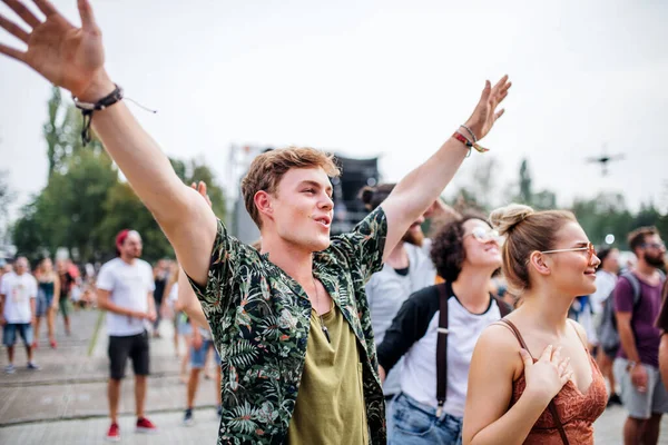 Gruppo di giovani amici al festival estivo, ballare . — Foto Stock
