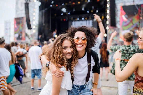 Друзі молодої дівчини на літньому фестивалі позують для фотографії . — стокове фото