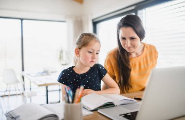 Anne ve kızı evde öğreniyor, Corona virüsü ve karantina konsepti.