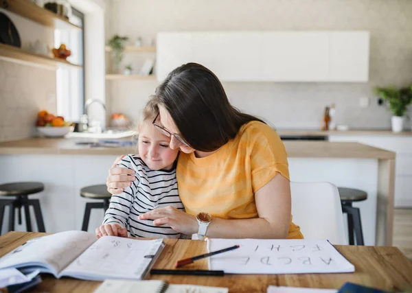 Moeder en dochter leren thuis binnen, Corona virus en quarantaine concept. — Stockfoto