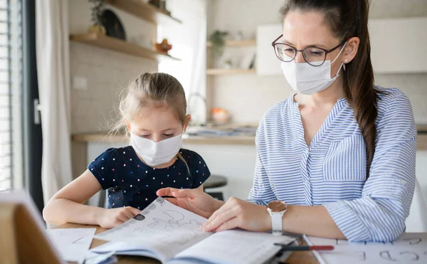 Moeder en dochter leren thuis binnen, Corona virus en quarantaine concept. — Stockfoto