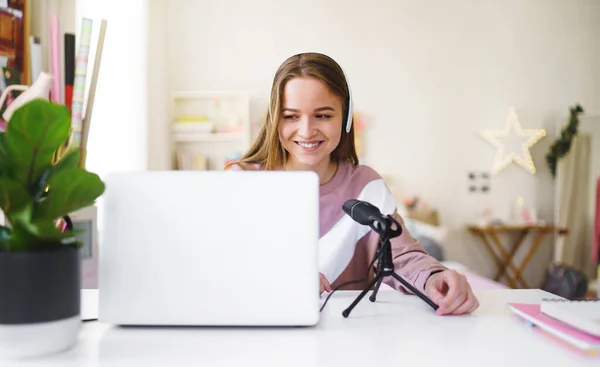 Ung kvinna student med bärbar dator vid bordet, online lektion koncept. — Stockfoto