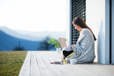 Kadın dışarıda çalışıyor, Corona virüsü ve karantina konsepti..