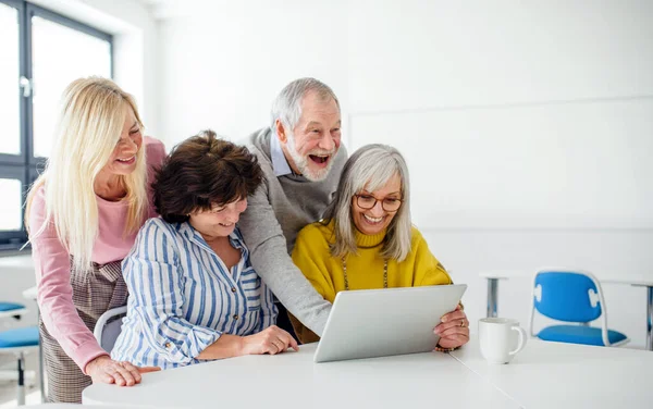 Group of senior people attending computer and technology education class. — Stock Photo, Image