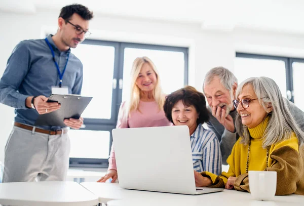 Groep ouderen die computer- en technologieonderwijs volgen. — Stockfoto