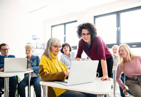 Grupp av äldre personer som deltar i dator- och teknikutbildning. — Stockfoto