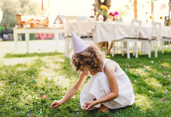 Malá dívka hraje venku na zahradní party v létě, oslava koncept. — Stock fotografie