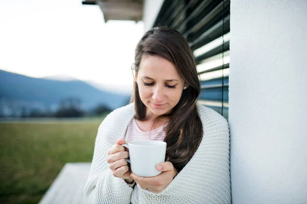 Frau mit Kaffee im Freien zu Hause, Coronavirus und Quarantäne-Konzept. — Stockfoto