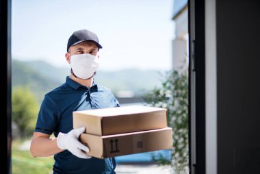 Yüzü maskeli kurye paket, korona virüsü ve karantina konsepti getiriyor..