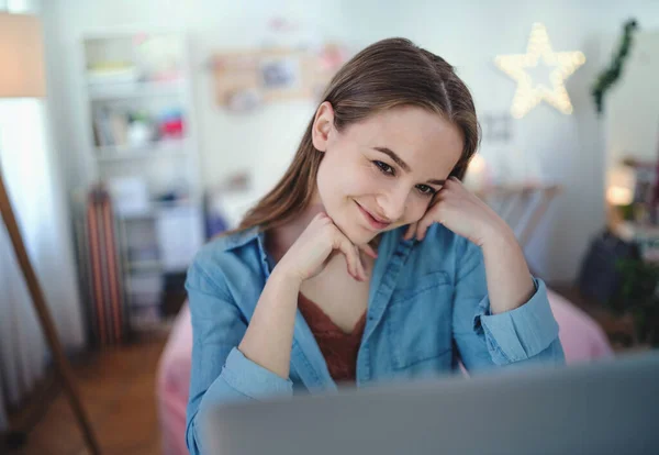 Hermosa joven feliz con portátil sentado y sonriente, concepto de citas en línea . —  Fotos de Stock