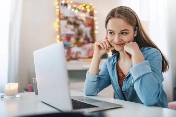 Gyönyörű boldog fiatal lány laptop ül és mosolyog, online társkereső koncepció. — Stock Fotó