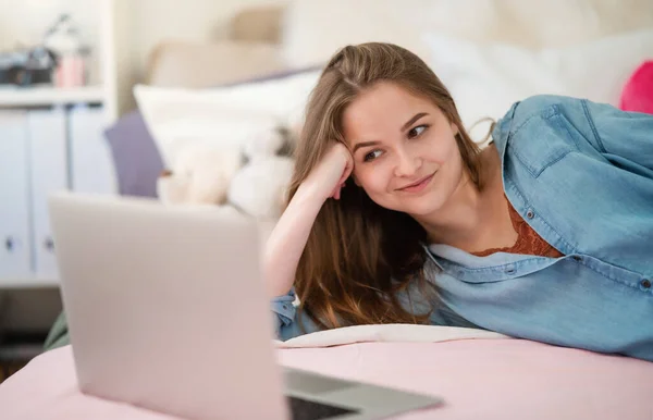 Gyönyörű boldog fiatal lány laptop ül és mosolyog, online társkereső koncepció. — Stock Fotó