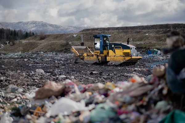 Autocarro della spazzatura che scarica rifiuti in discarica, concetto ambientale . — Foto Stock