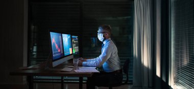 Bilgisayarlı bir iş adamı geç saatlere kadar çalışıyor. Mali kriz kavramı.