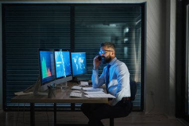 Bilgisayarlı bir iş adamı geç saatlere kadar çalışıyor. Mali kriz kavramı.