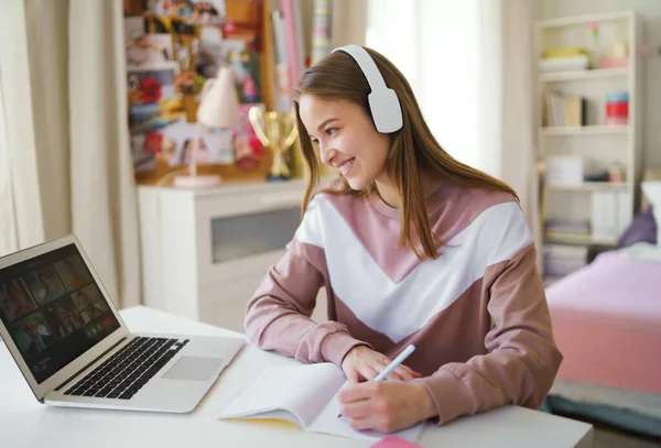 Jovem com fones de ouvido e laptop, conceito de chamada de negócios on-line . — Fotografia de Stock