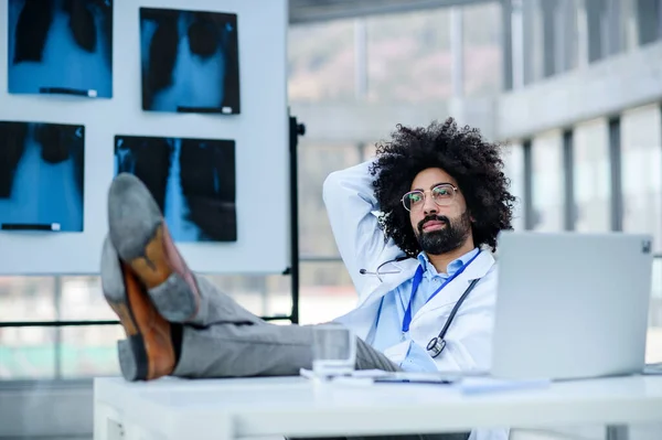 Portrait of male doctor with X-ray in hospital, corona virus concept. — Stock Photo, Image