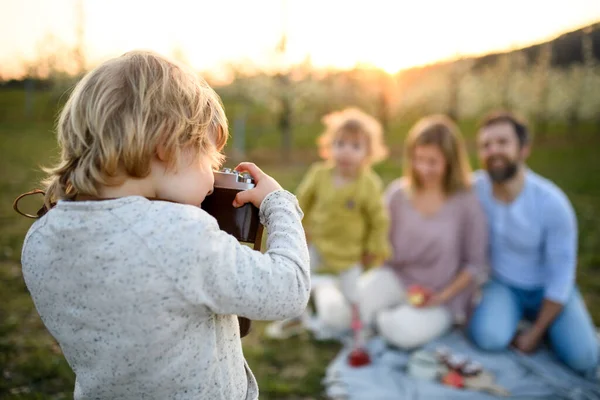 小男孩带着相机在野外野餐时拍照. — 图库照片