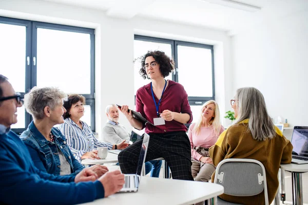 Groep ouderen die computer- en technologieonderwijs volgen. — Stockfoto