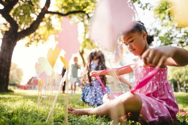 Kleine kinderen buiten in de tuin in de zomer, spelen. — Stockfoto