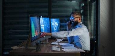 Bilgisayarlı bir iş adamı geç saatlere kadar çalışıyor. Mali kriz kavramı.