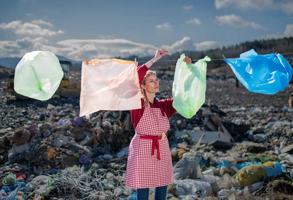 Woman on landfill, consumerism versus plastic pollution concept. — Stock Photo, Image