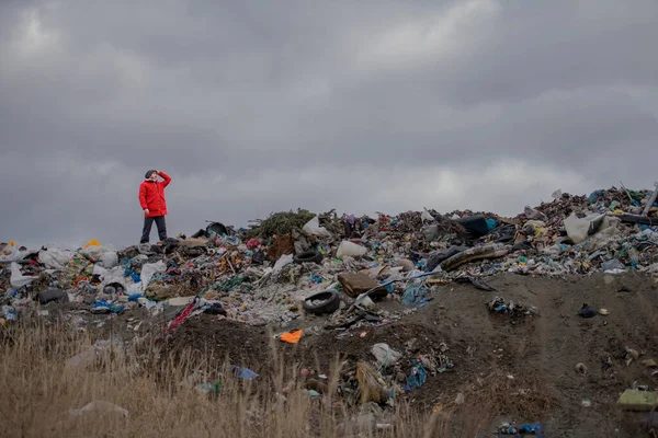 Uomo in piedi sulle discariche, concetto ambientale. Copia spazio . — Foto Stock