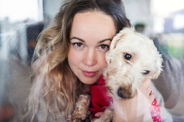 Mujer joven relajándose en el interior de casa con perro de compañía . —  Fotos de Stock