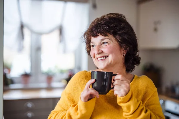 Mulher sênior com xícara de café em casa, relaxante . — Fotografia de Stock