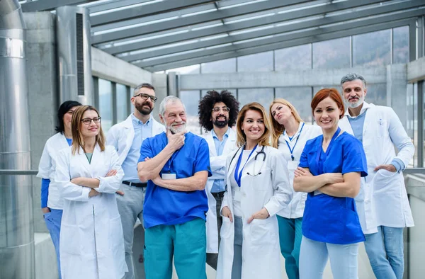 Grupo de médicos de pie en conferencia, retrato del equipo médico . — Foto de Stock