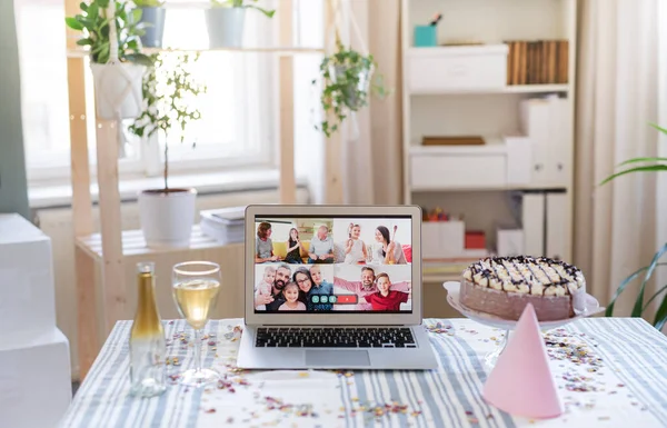 Laptop na mesa dentro de casa, bate-papo familiar e celebração de aniversário à distância . — Fotografia de Stock