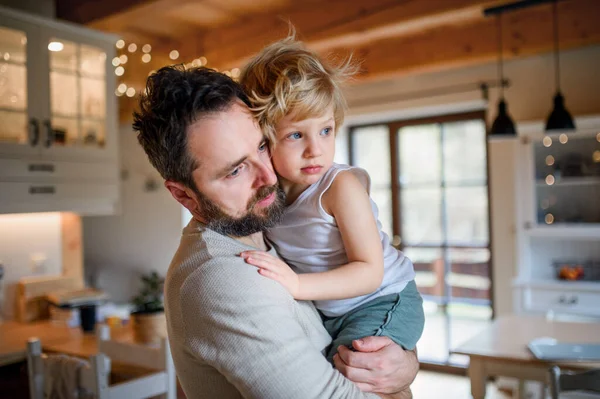 Padre con piccolo figlio infelice malato in casa, confortandolo . — Foto Stock