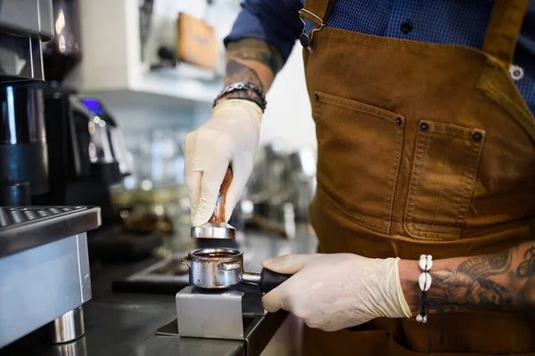 Barista带着手套工作咖啡店在隔离后开门. — 图库照片