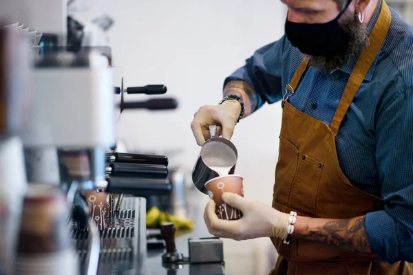 Barista arbetar med handskar, kafé öppen efter nedstängning karantän. — Stockfoto
