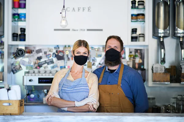 Coffee shop owners with face masks, lockdown, quarantine, coronavirus, back to normal concept. — Stock Photo, Image