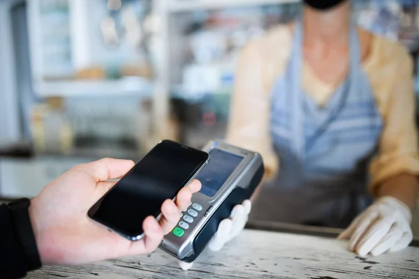 Contactloze betaling met smartphone, coffeeshop open na afsluiting. — Stockfoto