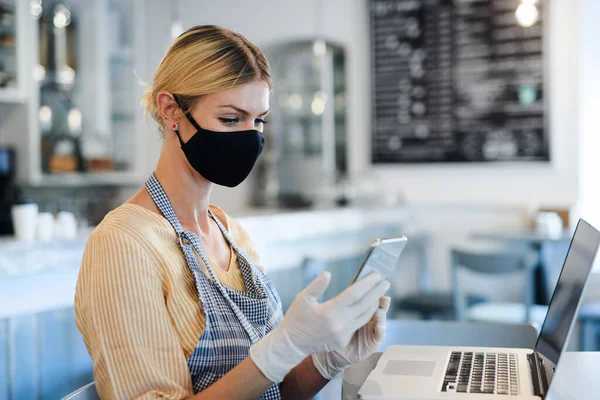 Coffee shop woman owner working with face mask, open after lockdown quarantine. — Stock Photo, Image