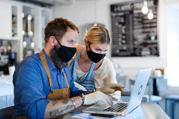 Coffee shop owners with face masks, lockdown, quarantine, coronavirus, back to normal concept. — Stock Photo, Image