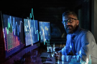 Bilgisayarlı bir iş adamı geç saatlere kadar çalışıyor. Finansal kriz ve koronavirüs konsepti.