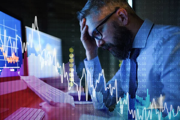 Homem de negócios frustrado com computador sentado na mesa, crise financeira e conceito de vírus corona . — Fotografia de Stock