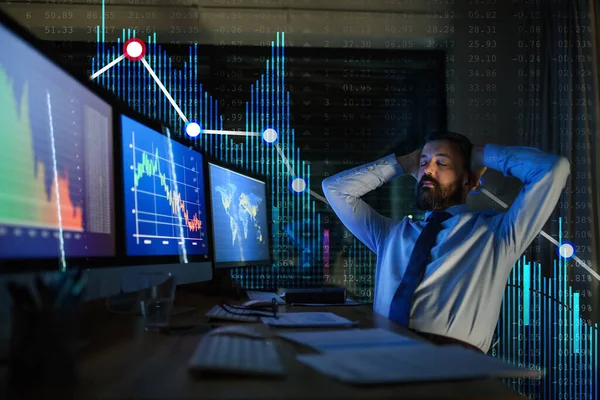 Hombre de negocios cansado con ordenador sentado en el escritorio, crisis financiera y el concepto de virus corona . —  Fotos de Stock