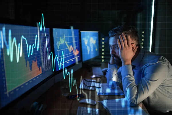 Homem de negócios frustrado com computador sentado na mesa, crise financeira e conceito de vírus corona . — Fotografia de Stock