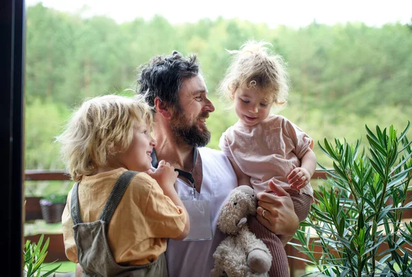 Vater Arzt endlich zu Hause mit seinen Kindern, Ende des Coronavirus. — Stockfoto