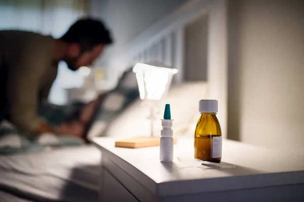 Бутылка сиропа лекарства на постельном столе в домашних условиях, медицина и болезнь концепции . — стоковое фото