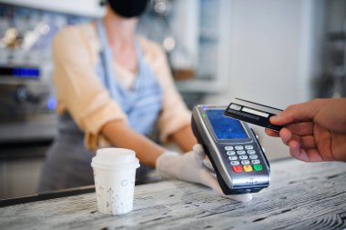 Banka kartı ile temassız ödeme, kapatıldıktan sonra kafeterya açık..