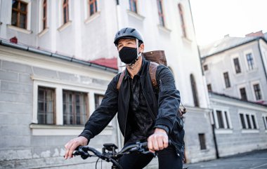 Kasabada maskeli ve bisikletli kurye var..