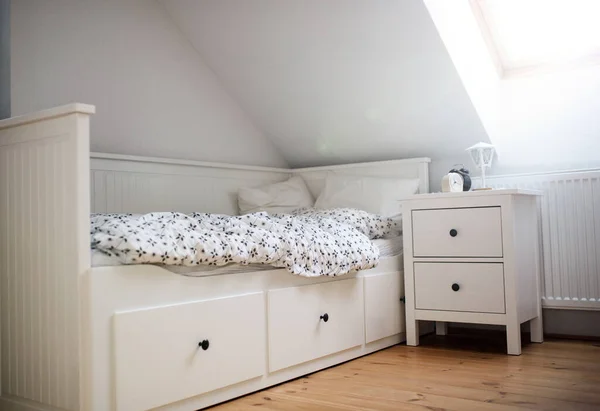 Branco de madeira cama de solteiro wnd mesa de cabeceira no quarto em casa . — Fotografia de Stock