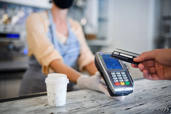 Bezkontaktní platba debetní kartou, kavárna otevřená po uzamčení. — Stock fotografie